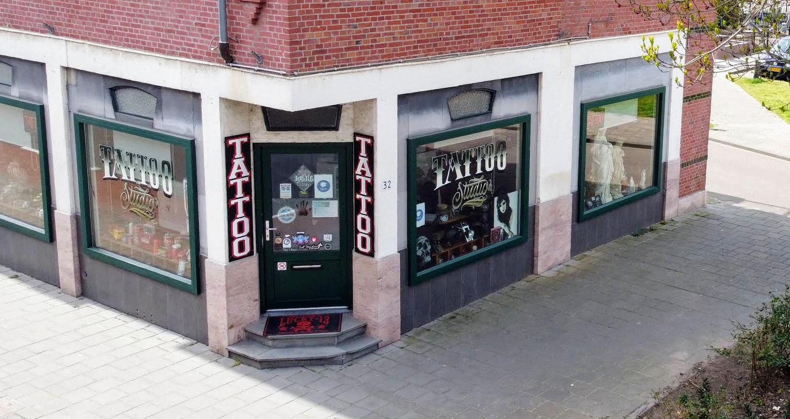 De hoekwinkel van Hell and Heaven aan de Tegelseweg 32 in Venlo, met TATTOO-borden naast de deur