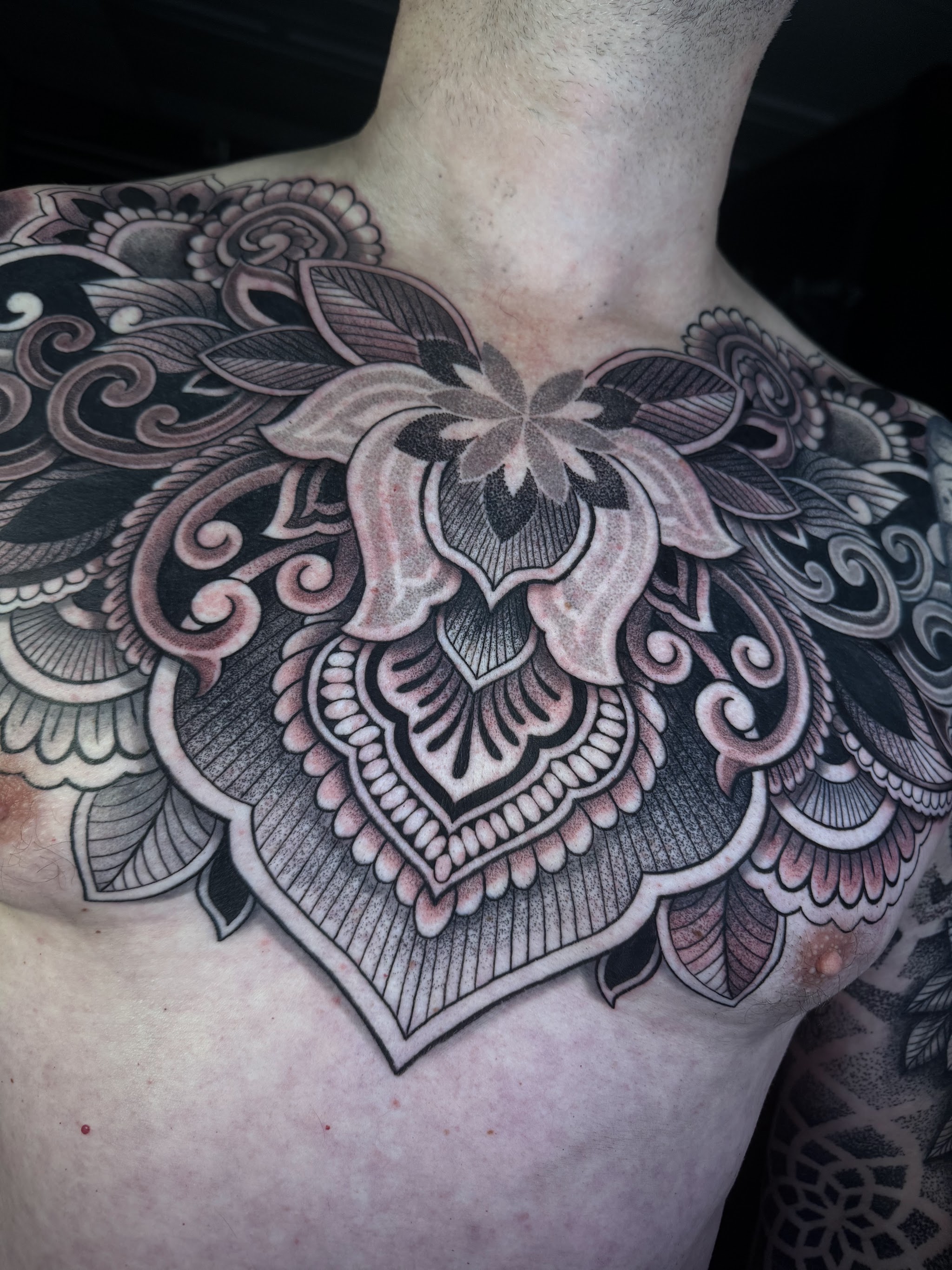 Ornamentale mandala op de borst