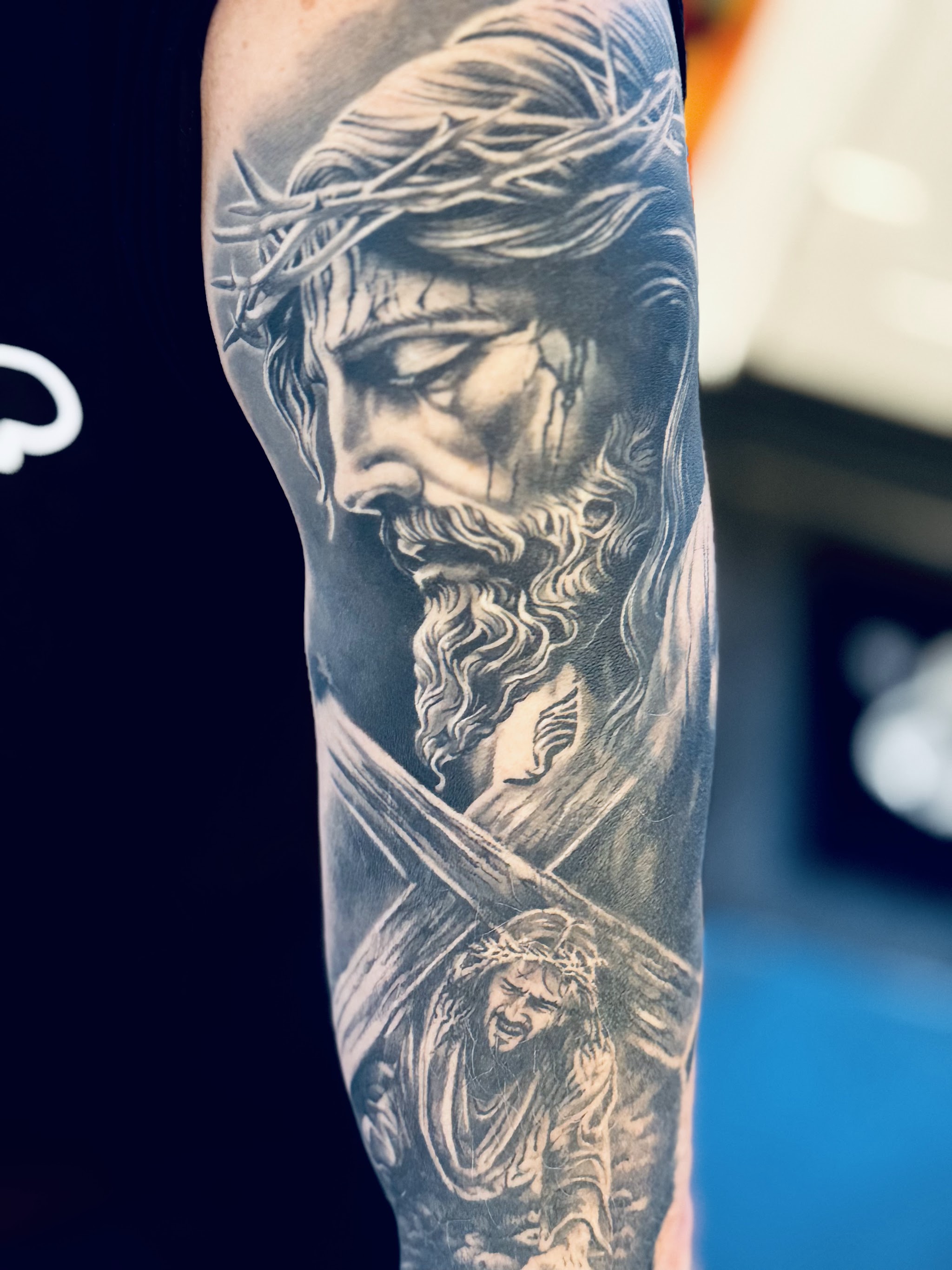 Christus in black & grey op een arm