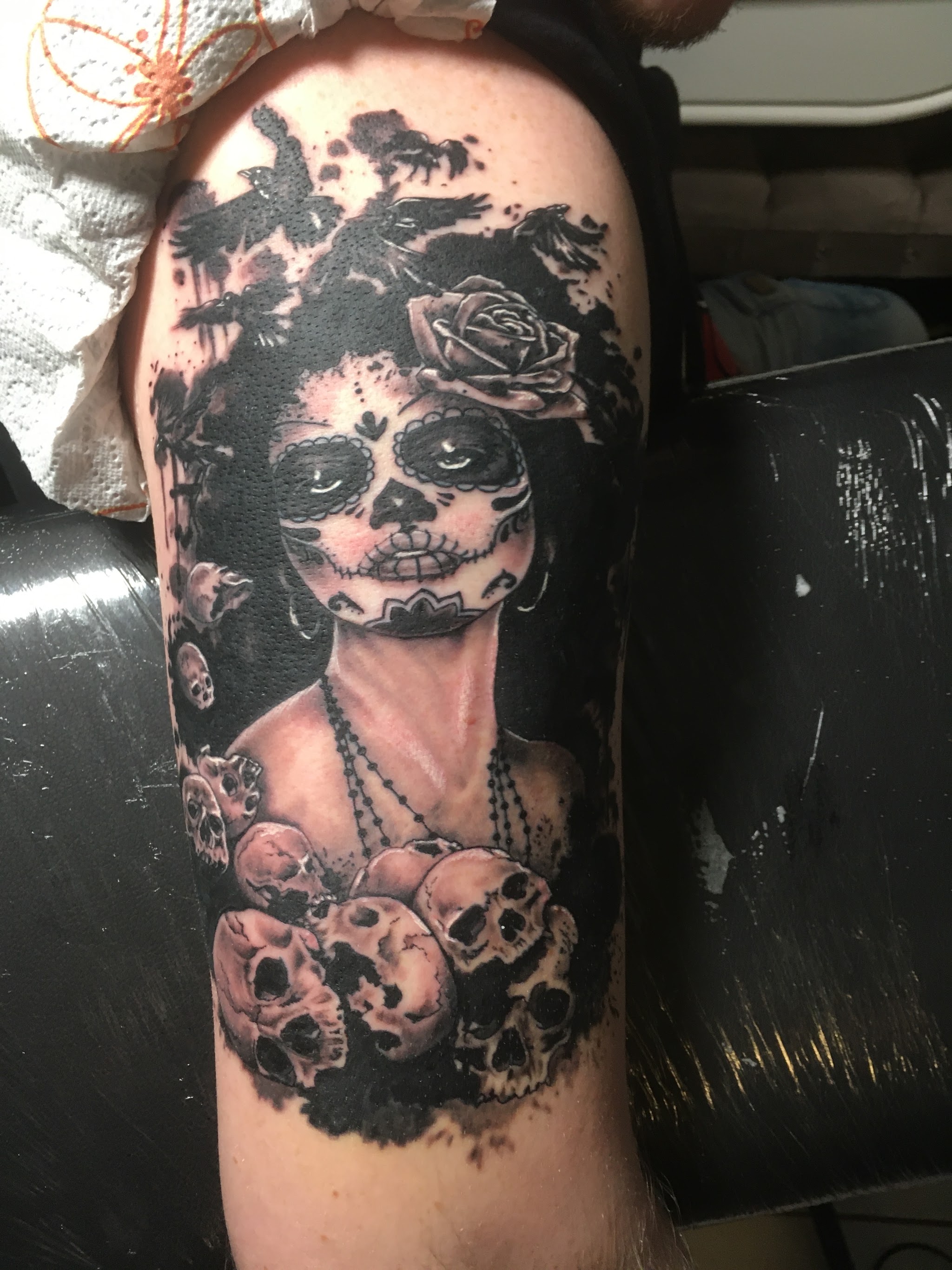 Catrina met schedels op een bovenarm